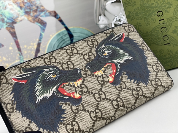 グッチ財布コピー着用イメージ